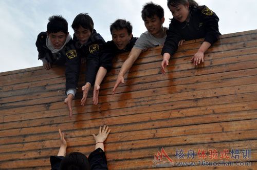 核舟拓展公司 昆山海關拓展培訓報道 求生墻