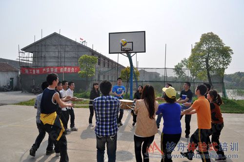 太湖鄉村牛仔拓展訓練報道 核舟拓展培訓 老鷹訓練營 大腦銀行 擊鼓顛球